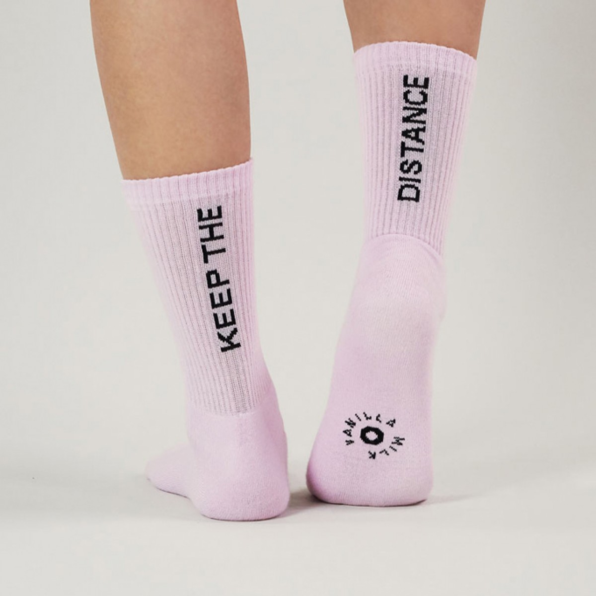 Cosy Crew Socks Flieder – KEEP THE DISTANCE – Vanilla Milk