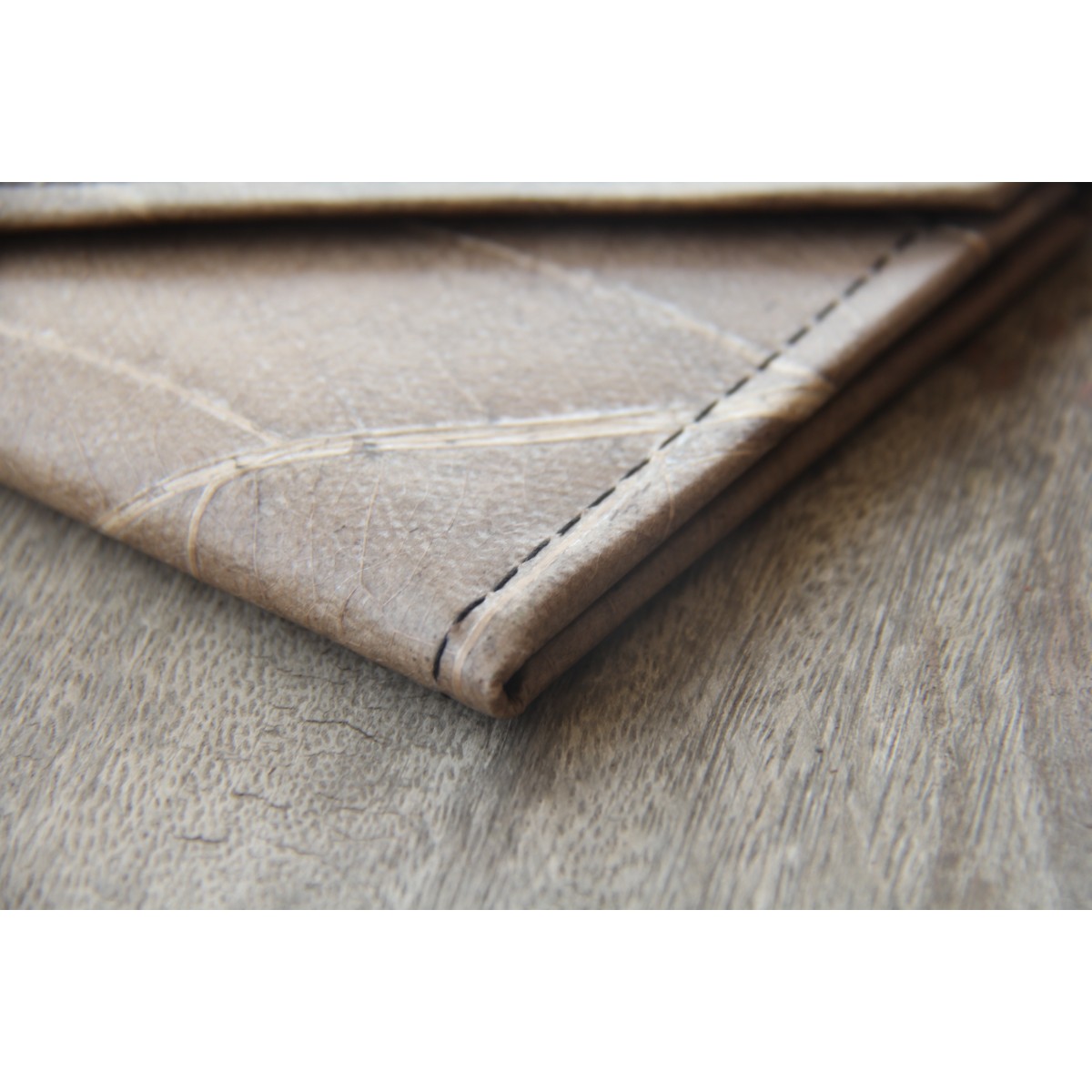Portemonnaie aus recycelten Blättern / Nachhaltige vegane Brieftasche in schwarz / Grau