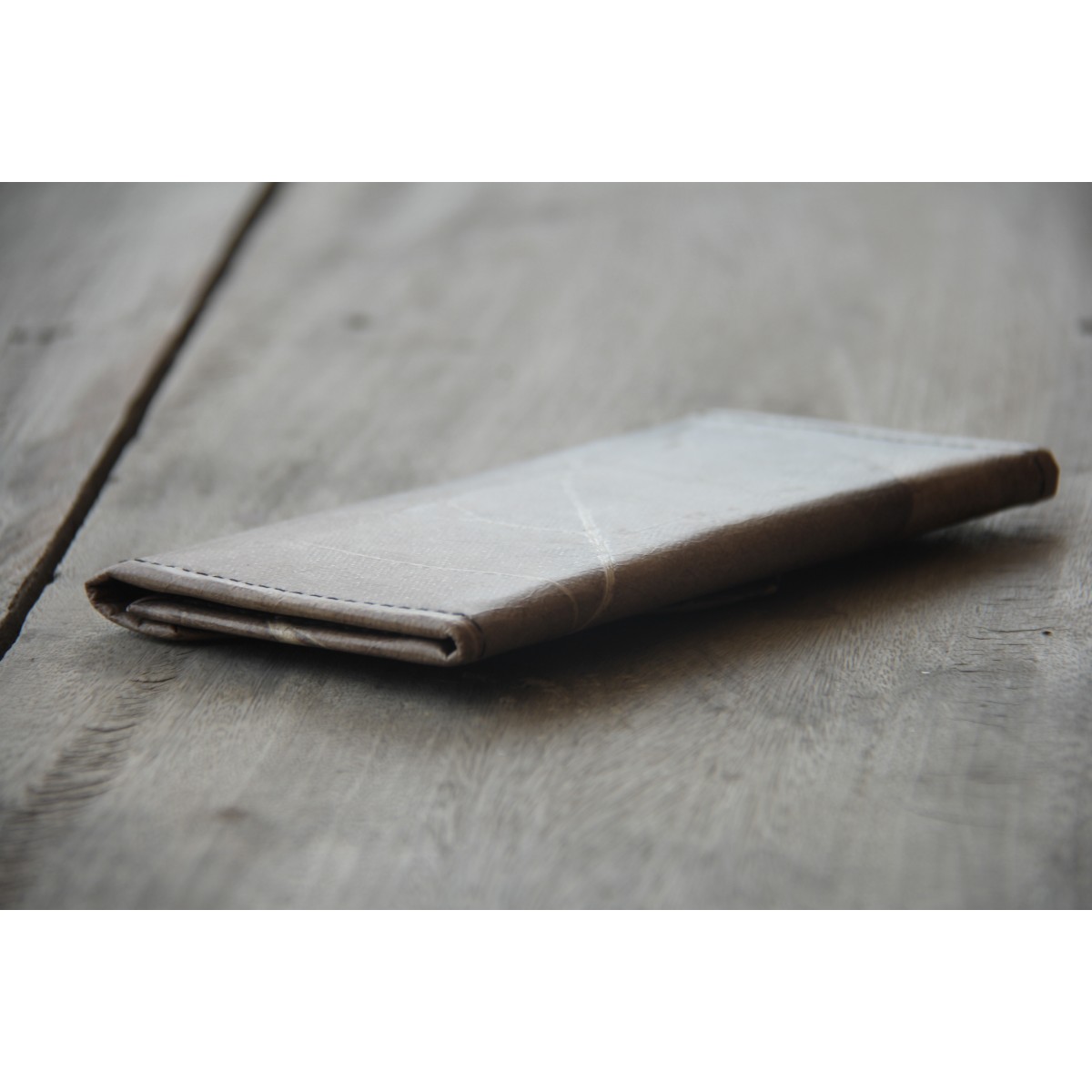 Portemonnaie aus recycelten Blättern / Nachhaltige vegane Brieftasche in schwarz / Grau