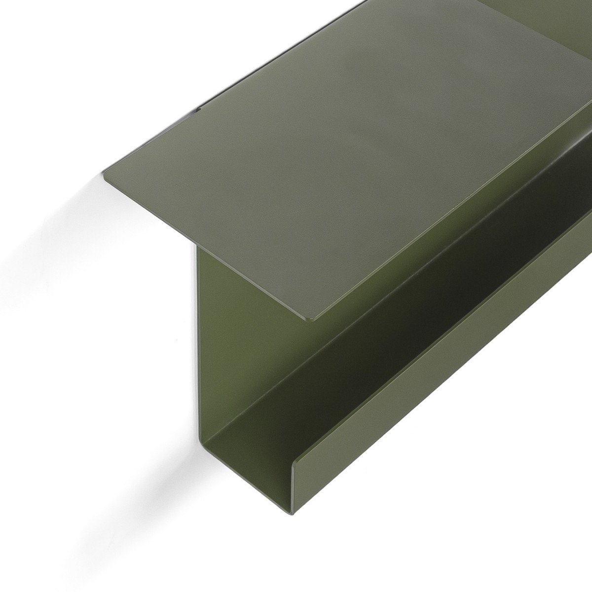 HERRRICHTER OBJEKTE - Wandregal mit Ablage - RAL 6003 Olivgrün