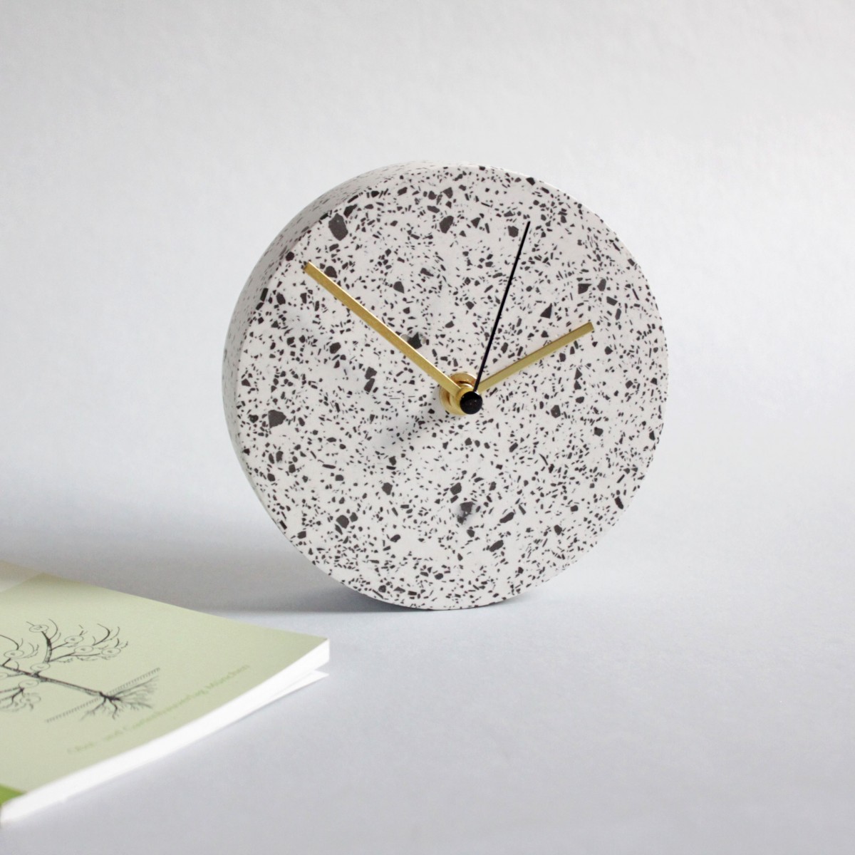 Kleine Wanduhr mit Uhrzeiger aus Messing / Weiß / objet vague