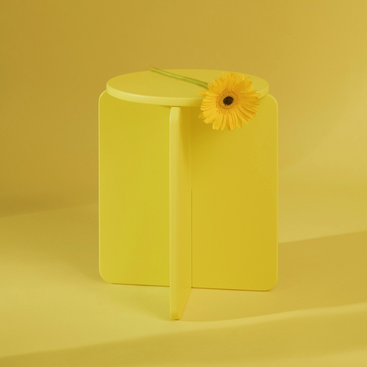 XO Hocker und Sidetable in ZITRONE von Studio Sonntag