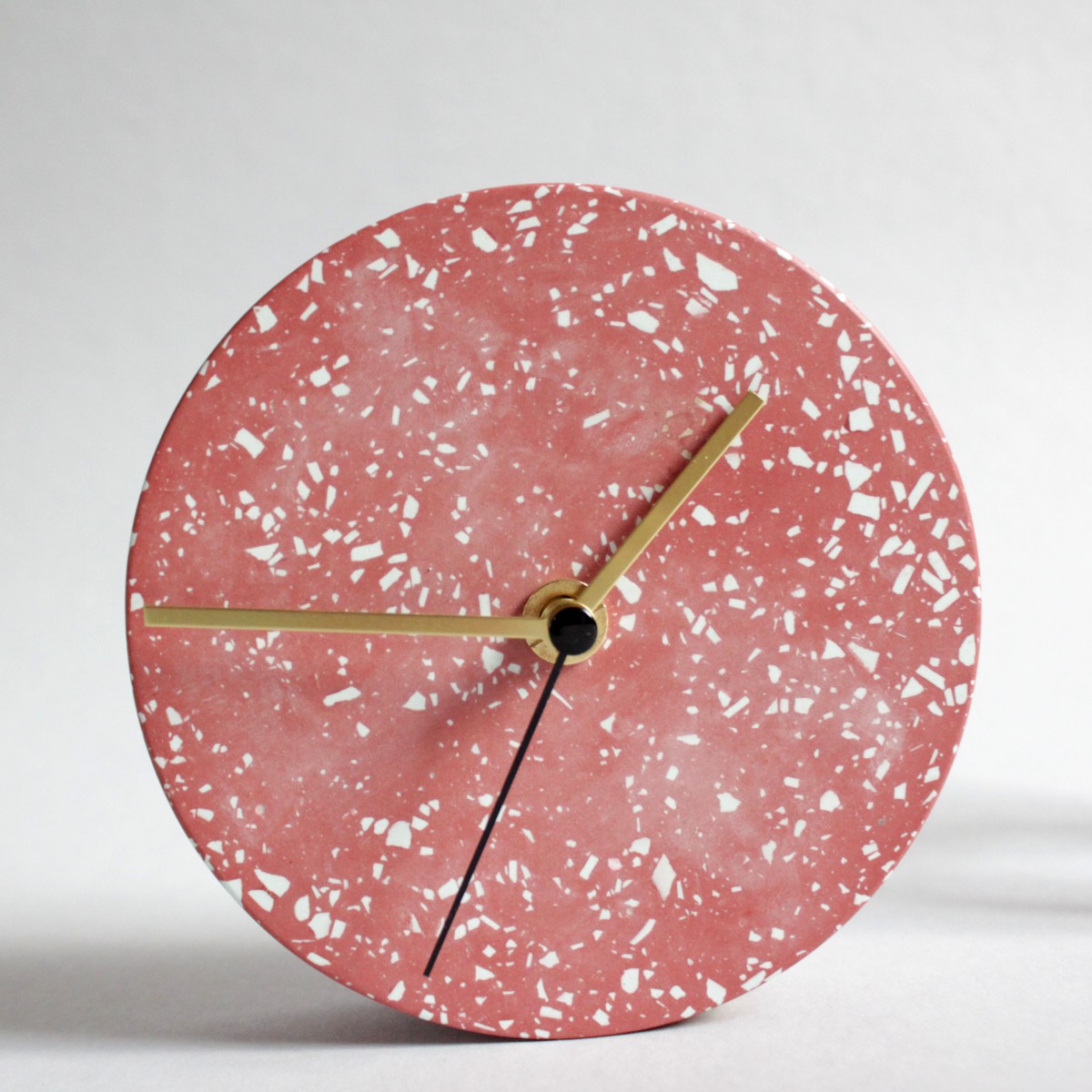 Kleine Wanduhr mit Uhrzeiger aus Messing / Rot / objet vague