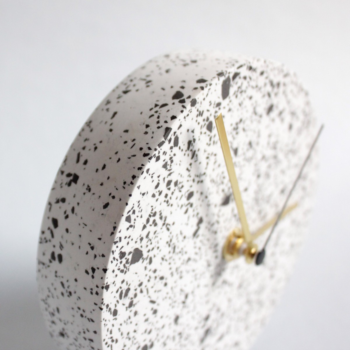 Kleine Wanduhr mit Uhrzeiger aus Messing / Weiß / objet vague