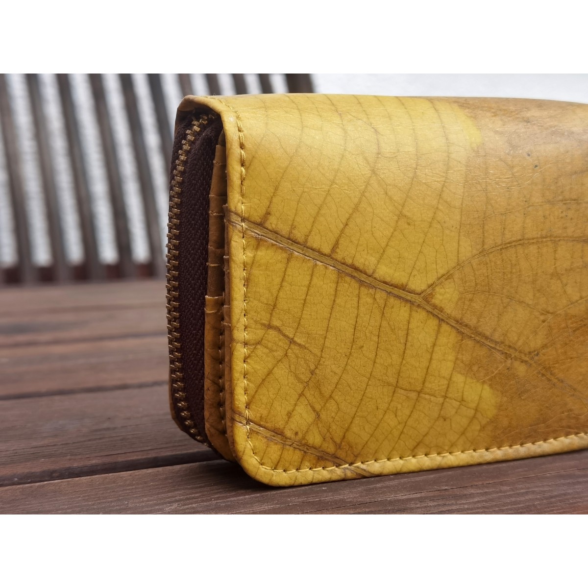 Nachhaltiges Portemonnaie aus recycelten Blättern in gelb mit Zipper – vegan & umweltfreundlich