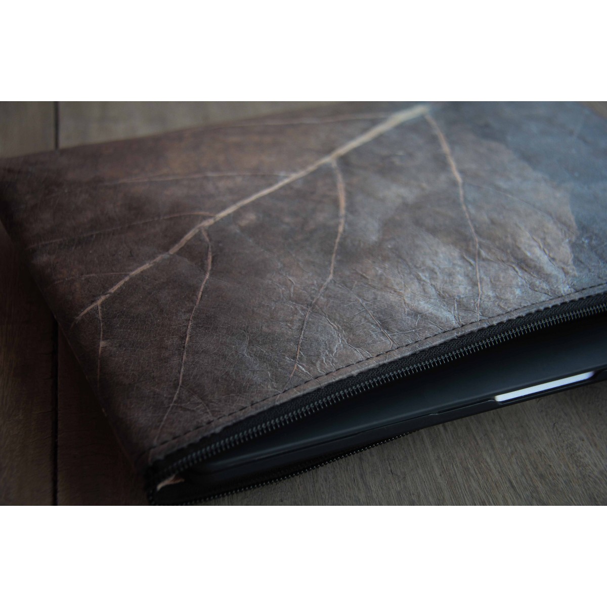 Gefütterte nachhaltige Laptop Hülle 15–16" aus Blattleder – Vegane, handgenähte & wasserabweisende Laptoptasche für MacBook in grau / braun BY COPALA