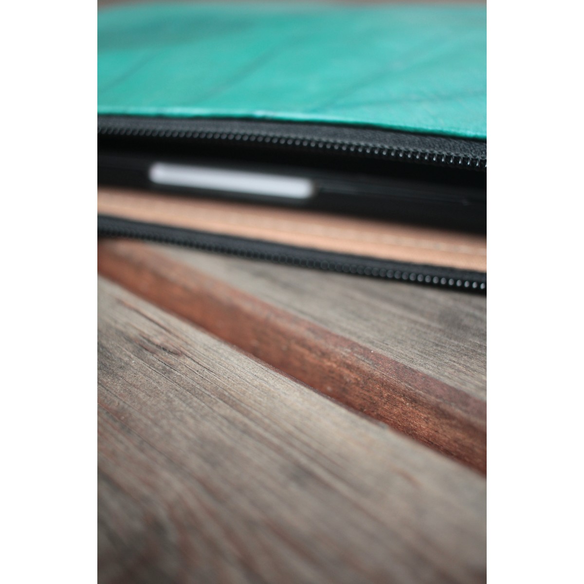 Gefütterte nachhaltige Laptop Hülle 13–14" aus Blattleder – Vegane, handgenähte & wasserabweisende Laptoptasche für MacBook Air/Pro - türkis