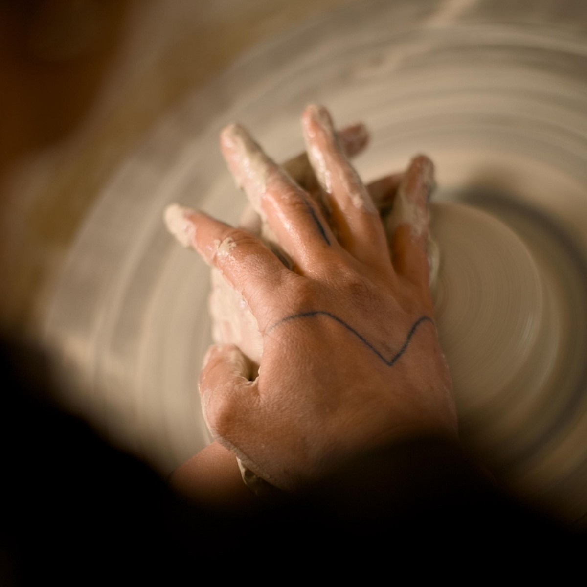 AURA Keramikbecher Gelb – Handgemachter Kaffeebecher mit Farbverlauf, Steinzeug Tasse, Handmade Cup, Geschenk für Kaffeeliebhaber