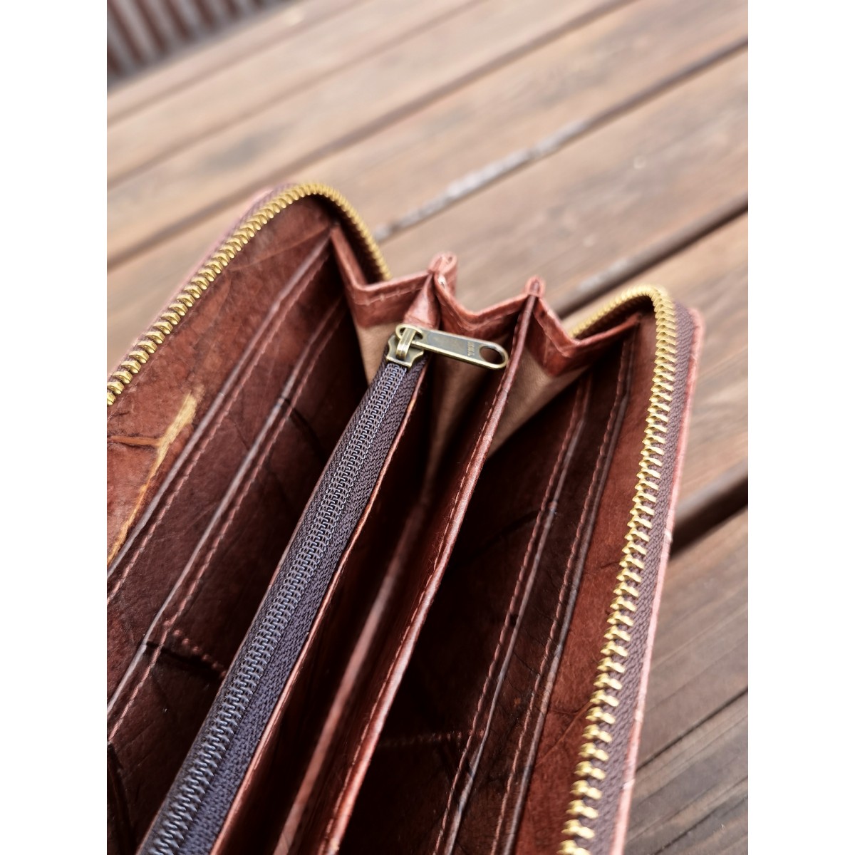 Portemonnaie/ Geldbörse aus recycelten Blättern, Nachhaltige vegan Brieftasche mit Zipper in Rot/ Braun - Vegan & umweltfreundlich
