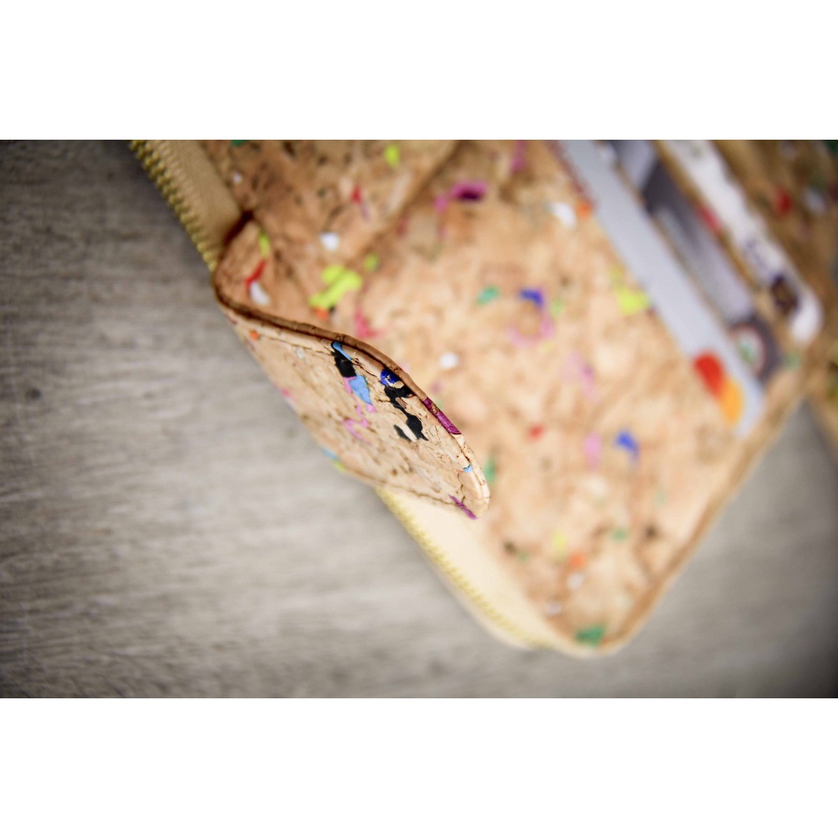 Portemonnaie / Brieftasche aus Kork mit Farb-Akzenten