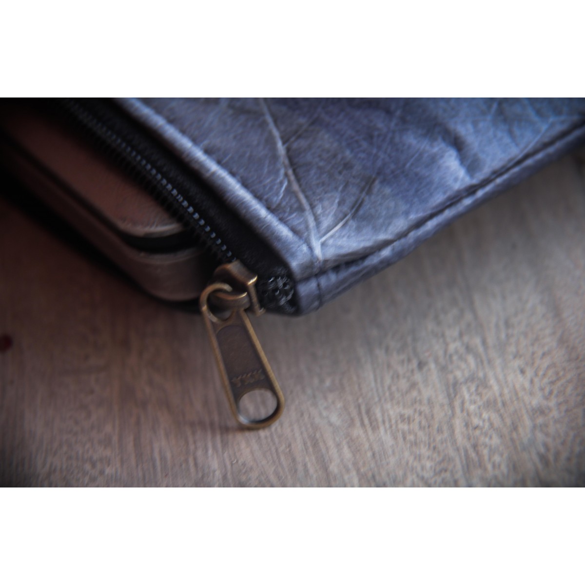 Gefütterte nachhaltige Laptop Hülle 13–14" aus Blattleder – Vegane, handgenähte & wasserabweisende Laptoptasche für MacBook Air / Pro - blau