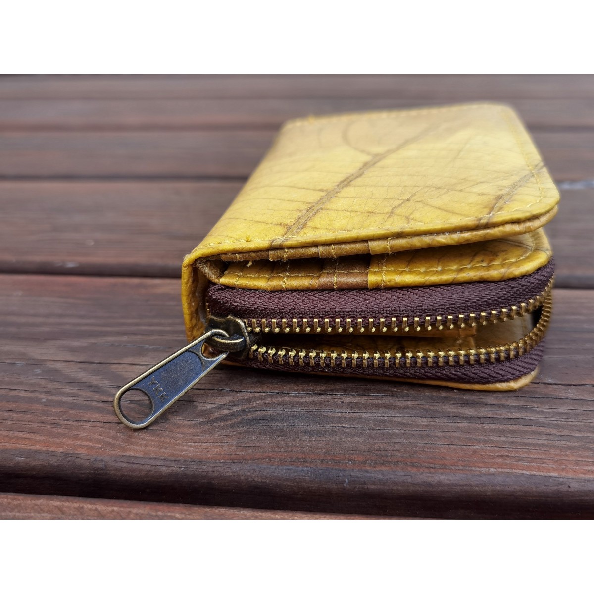 Nachhaltiges Portemonnaie aus recycelten Blättern in gelb mit Zipper – vegan & umweltfreundlich