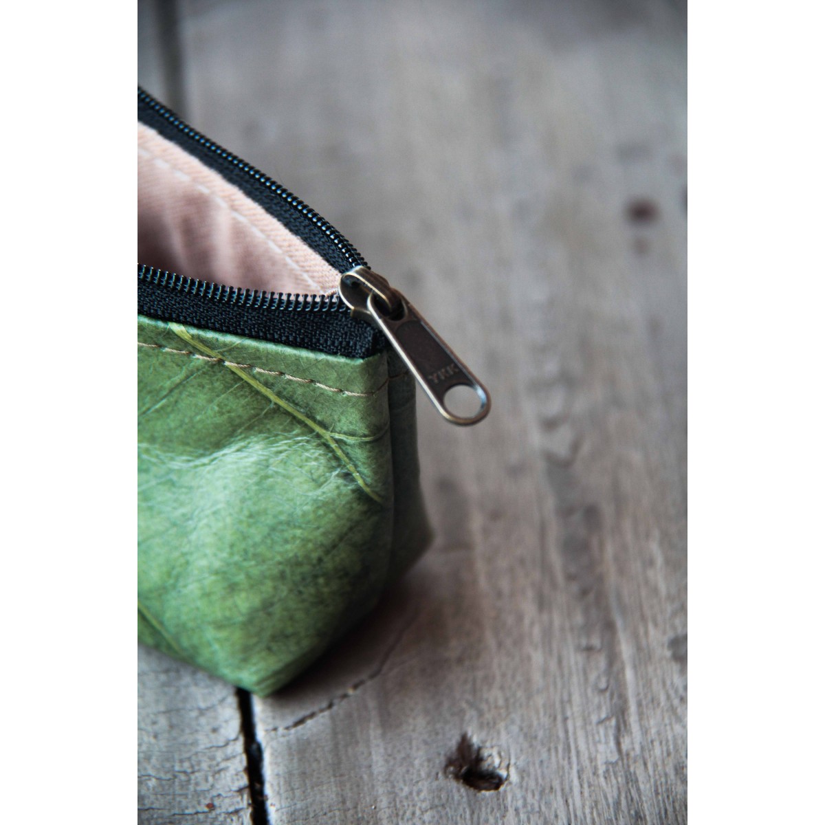 Federmappe / Etui / Kulturtasche aus Blättern in grün