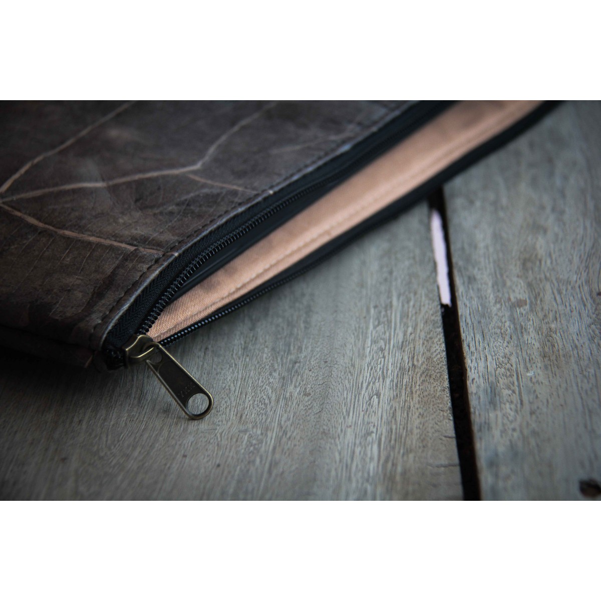Gefütterte nachhaltige Laptop Hülle 15–16" aus Blattleder – Vegane, handgenähte & wasserabweisende Laptoptasche für MacBook in grau / braun BY COPALA