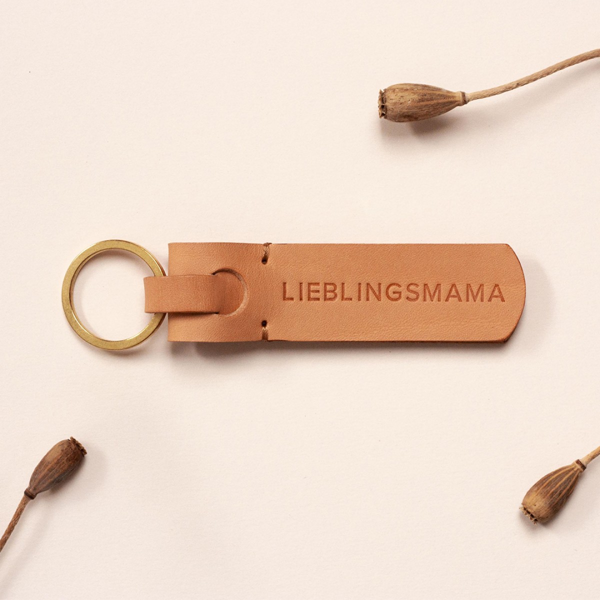 Laura Stolz / Schlüsselanhänger aus Naturleder / Prägung «LIEBLINGSMAMA» / beige