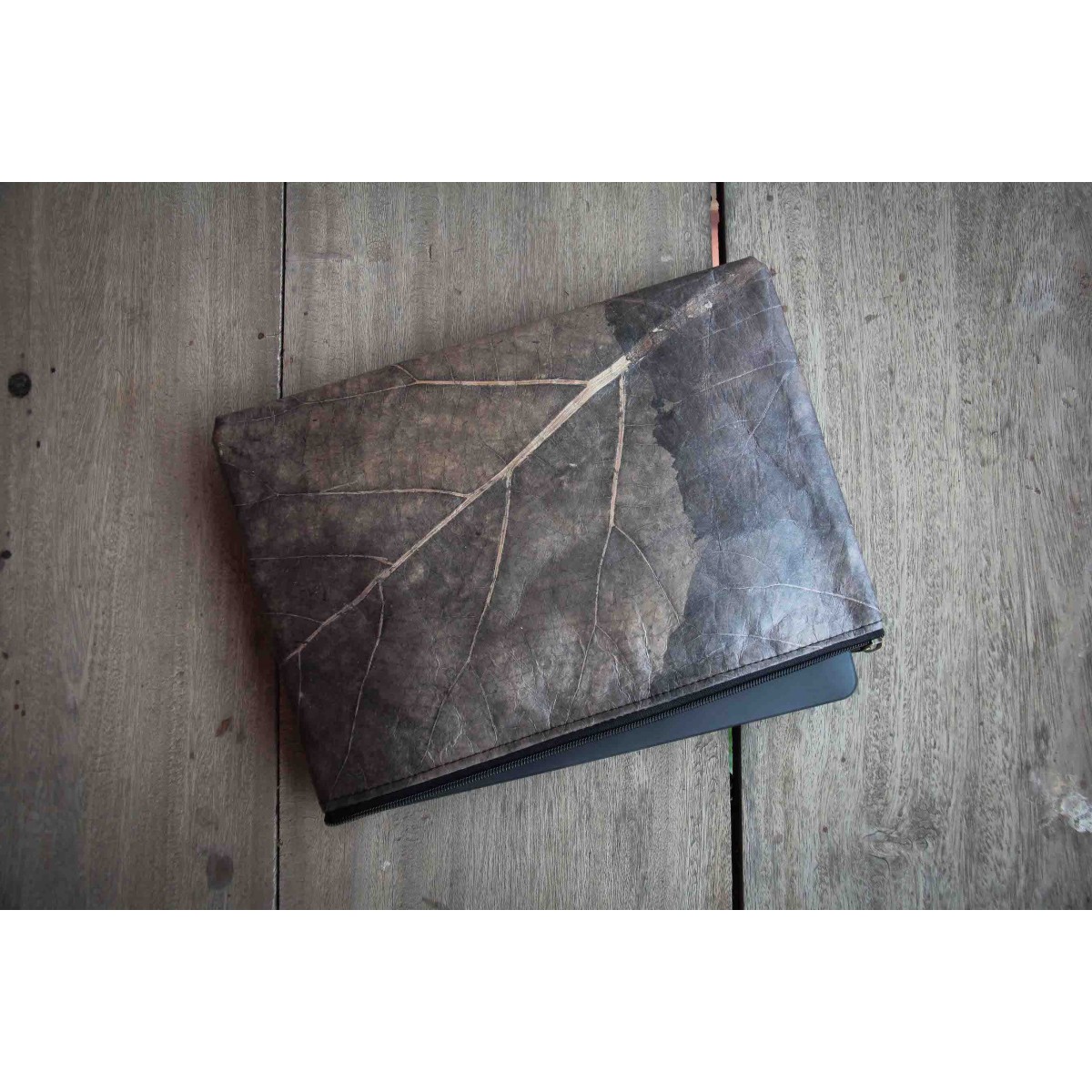 Gefütterte nachhaltige Laptop Hülle 15–16" aus Blattleder – Vegane, handgenähte & wasserabweisende Laptoptasche für MacBook in grau / braun BY COPALA