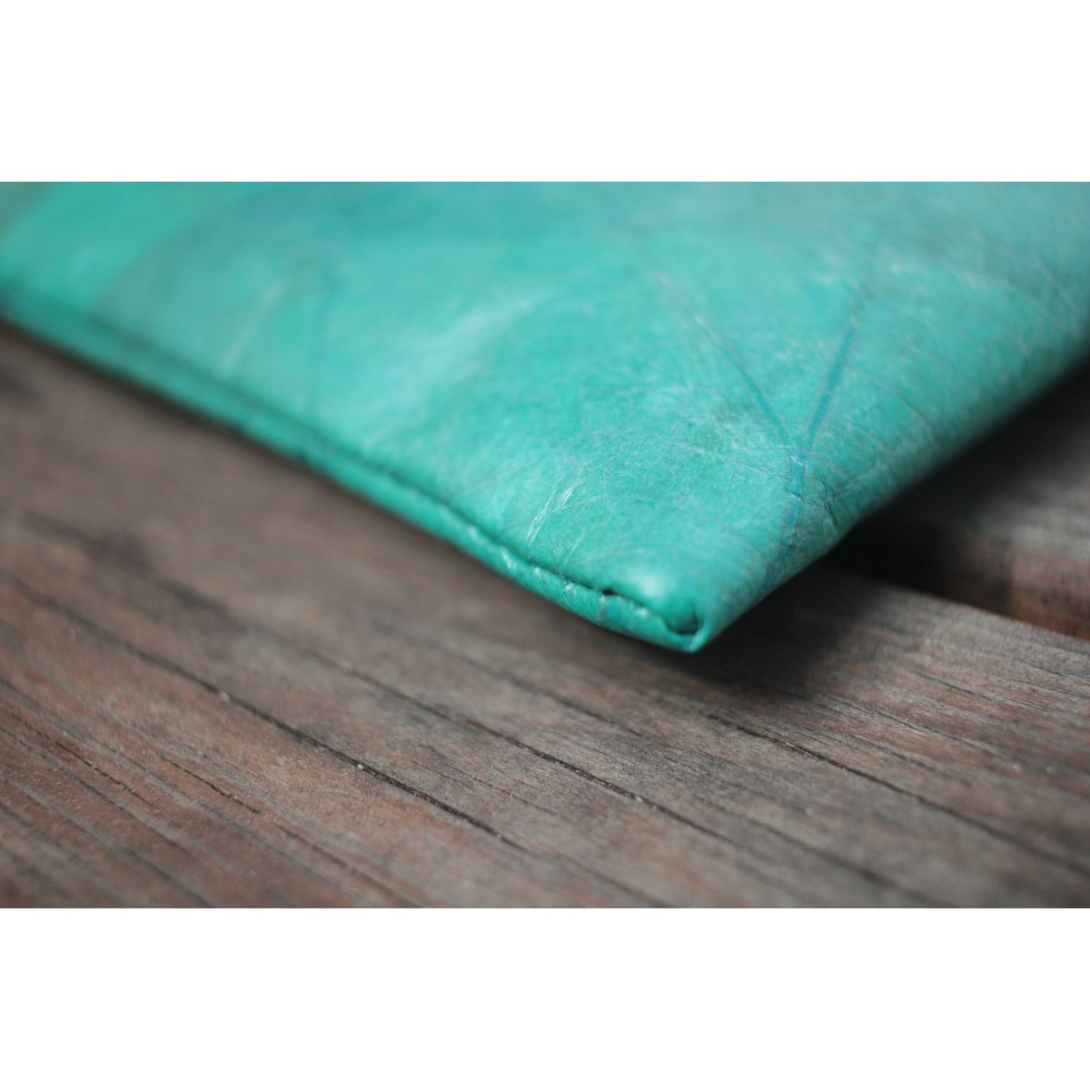 Gefütterte nachhaltige Laptop Hülle 13–14" aus Blattleder – Vegane, handgenähte & wasserabweisende Laptoptasche für MacBook Air/Pro - türkis