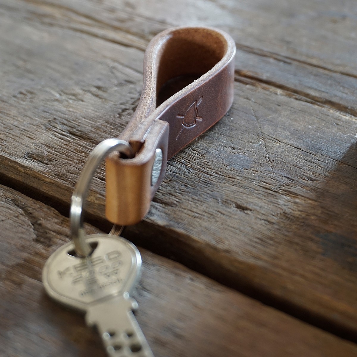 LIEBHARDT Leder Schlüsselanhänger aus pflanzlich gegerbtem Leder genietet (braun) 