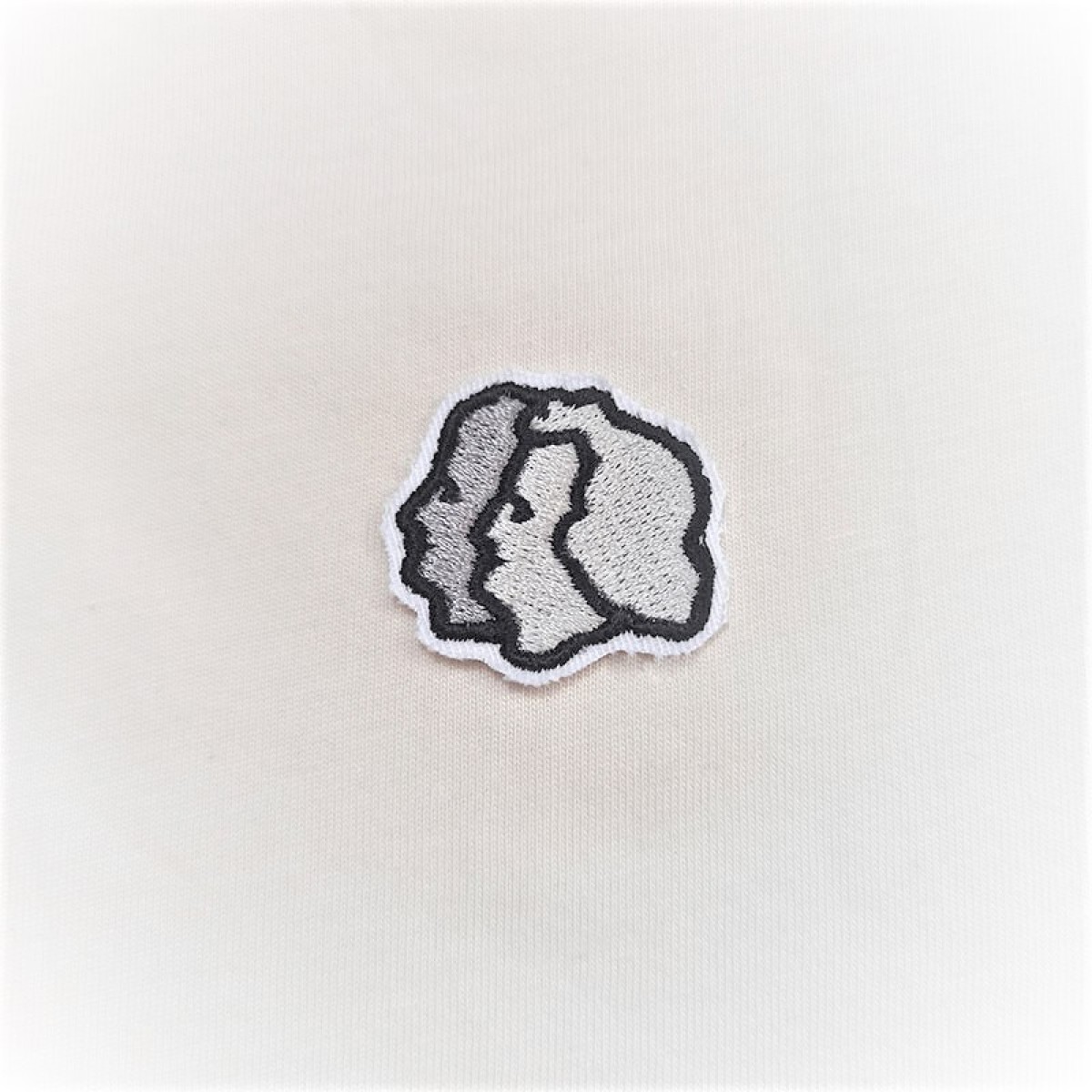 Stadtliebe® | Kassel T-Shirt mit gestickten „Brüder Grimm“ Off-white 100% Bio-Baumwolle
