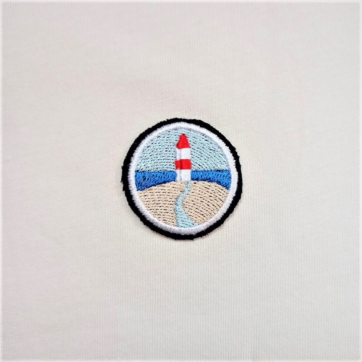 Stadtliebe® | Nordsee T-Shirt mit gesticktem „Leuchtturm“ Off-white 100% Bio-Baumwolle

