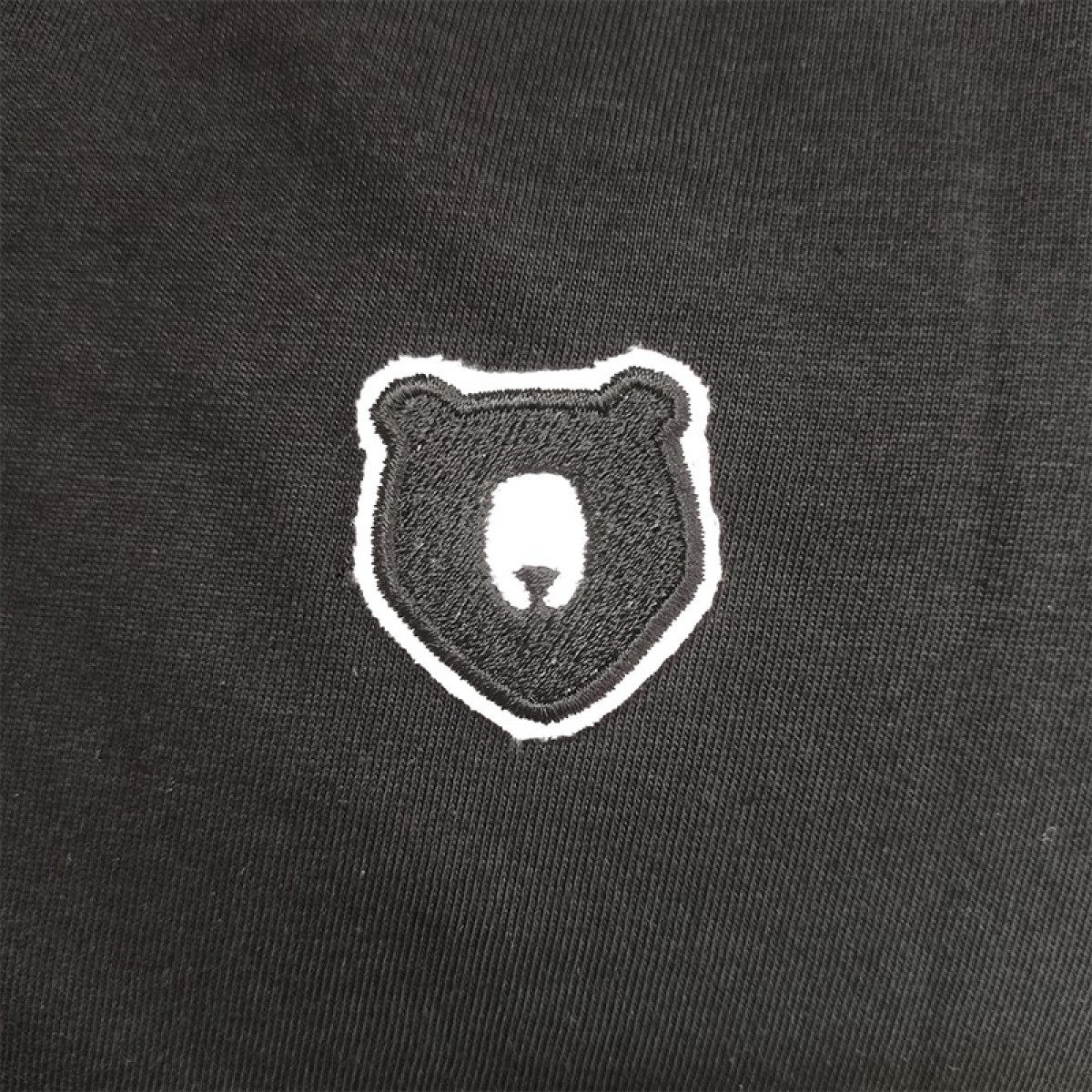 Stadtliebe® | Kassel T-Shirt mit gesticktem „Waschbär“ Schwarz 100% Bio-Baumwolle

