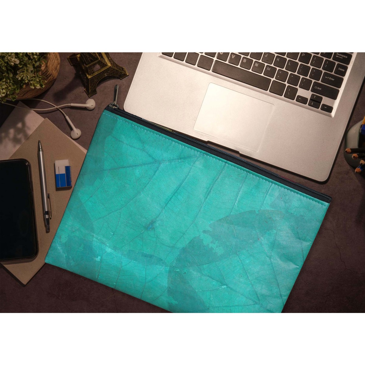Gefütterte nachhaltige Laptop Hülle 13–14" aus Blattleder – Vegane, handgenähte & wasserabweisende Laptoptasche für MacBook Air/Pro - türkis BY COPALA