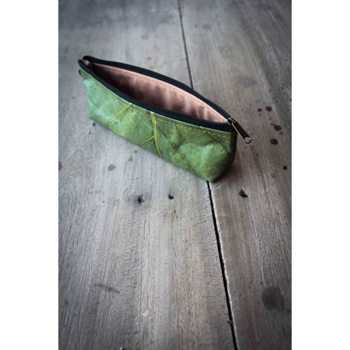 Federmappe / Etui / Kulturtasche aus Blättern in grün