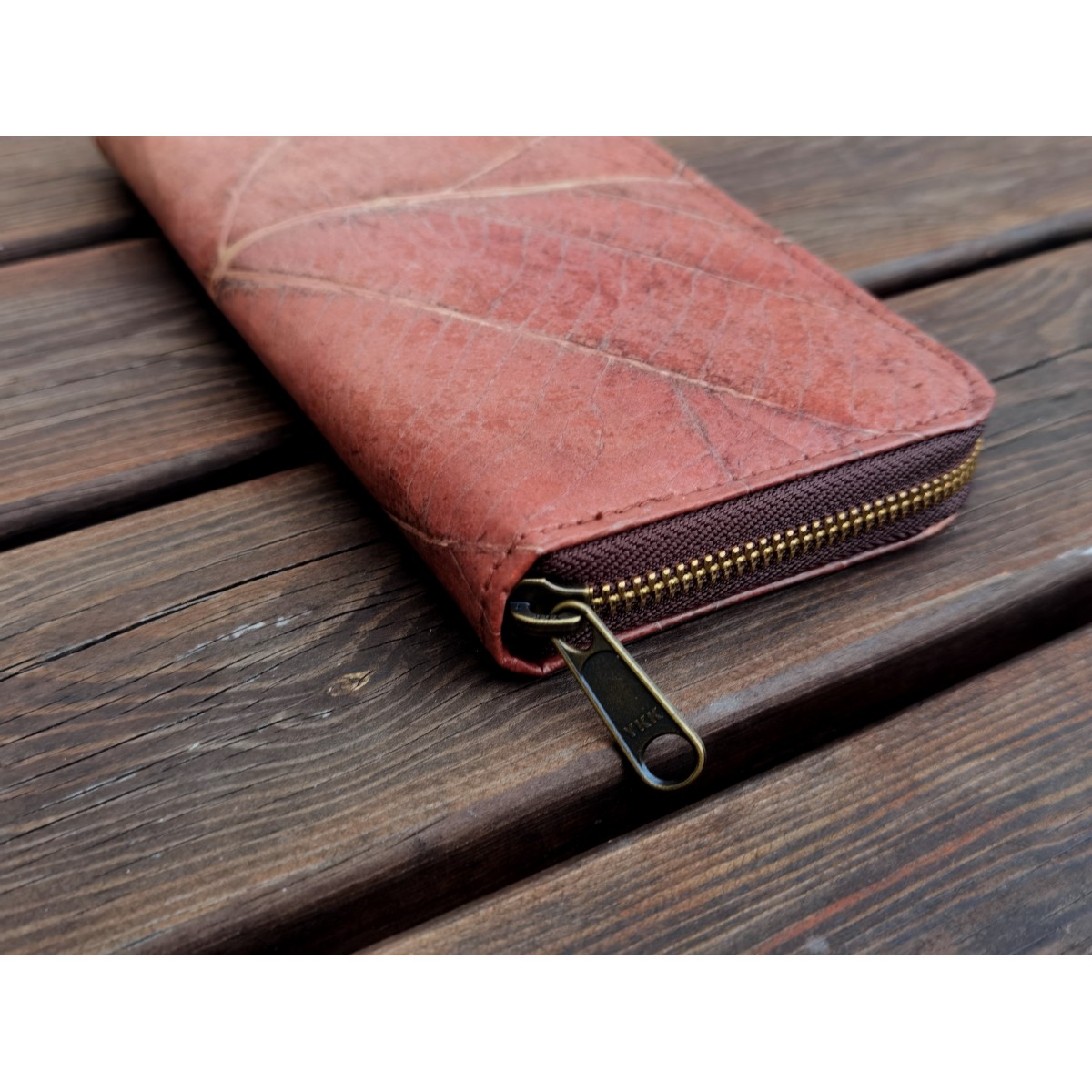 Portemonnaie/ Geldbörse aus recycelten Blättern, Nachhaltige vegan Brieftasche mit Zipper in Rot/ Braun - Vegan & umweltfreundlich