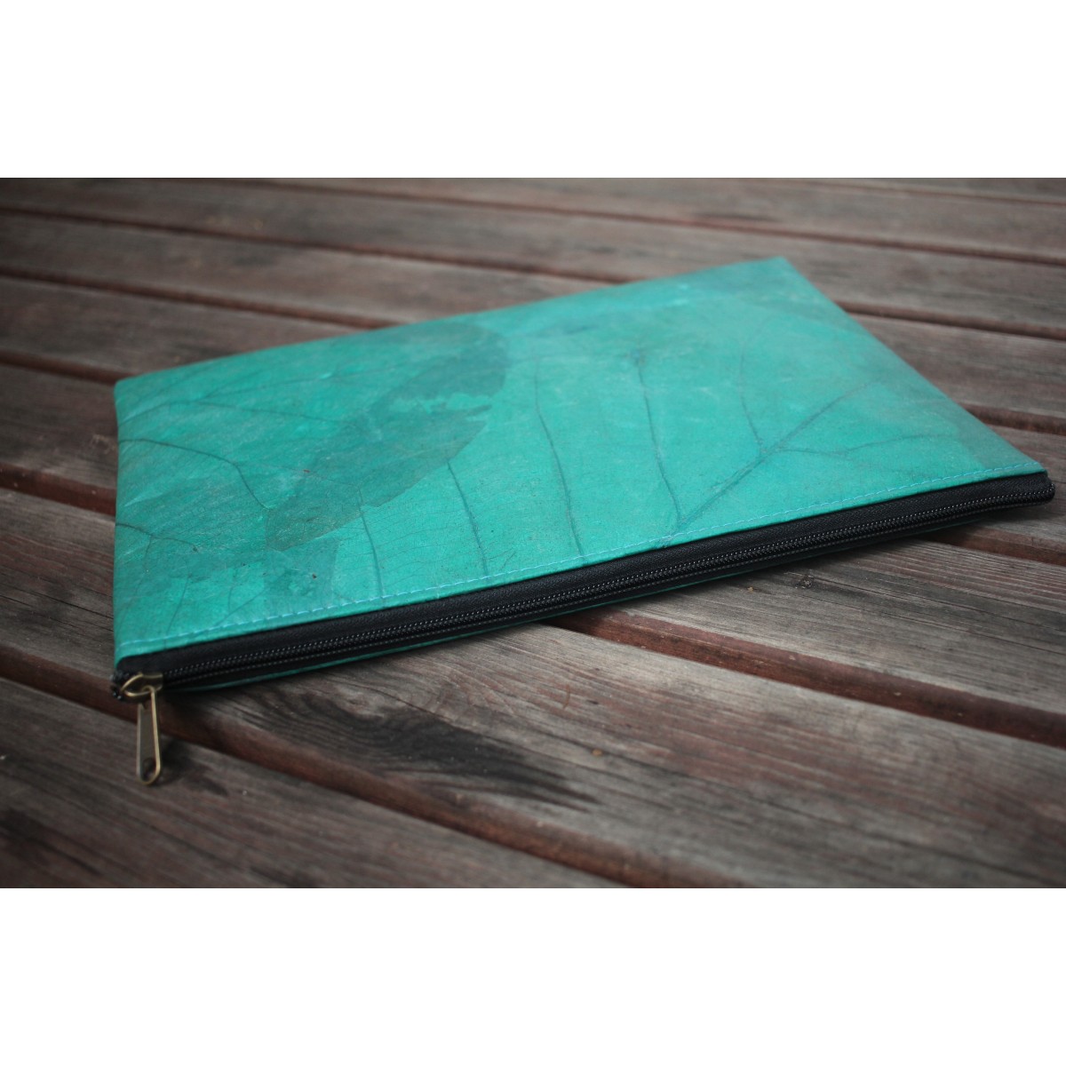 Gefütterte nachhaltige Laptop Hülle 13–14" aus Blattleder – Vegane, handgenähte & wasserabweisende Laptoptasche für MacBook Air/Pro - türkis