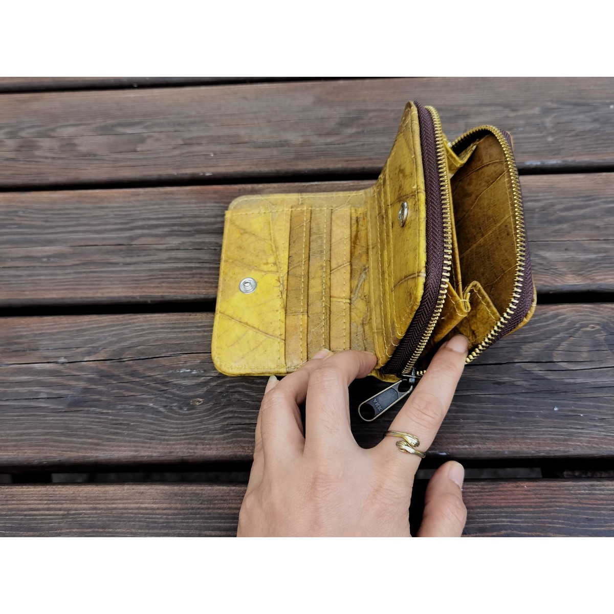Nachhaltiges Portemonnaie aus recycelten Blättern in gelb mit Zipper – vegan & umweltfreundlich