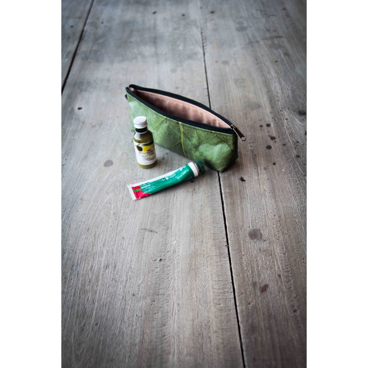 Federmappe / Etui / Kulturtasche aus Blättern in grün