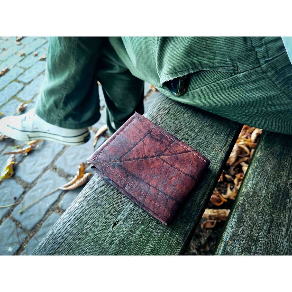 Portemonnaie aus laminierten Portemonnaie aus laminierten Blättern in grün, 1-fach gefaltet - Braun