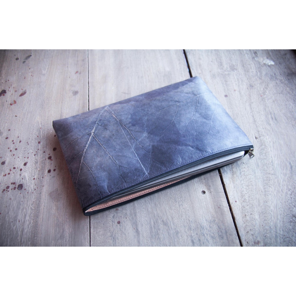 Gefütterte nachhaltige Laptop Hülle 13–14" aus Blattleder – Vegane, handgenähte & wasserabweisende Laptoptasche für MacBook Air / Pro - blau BY COPALA