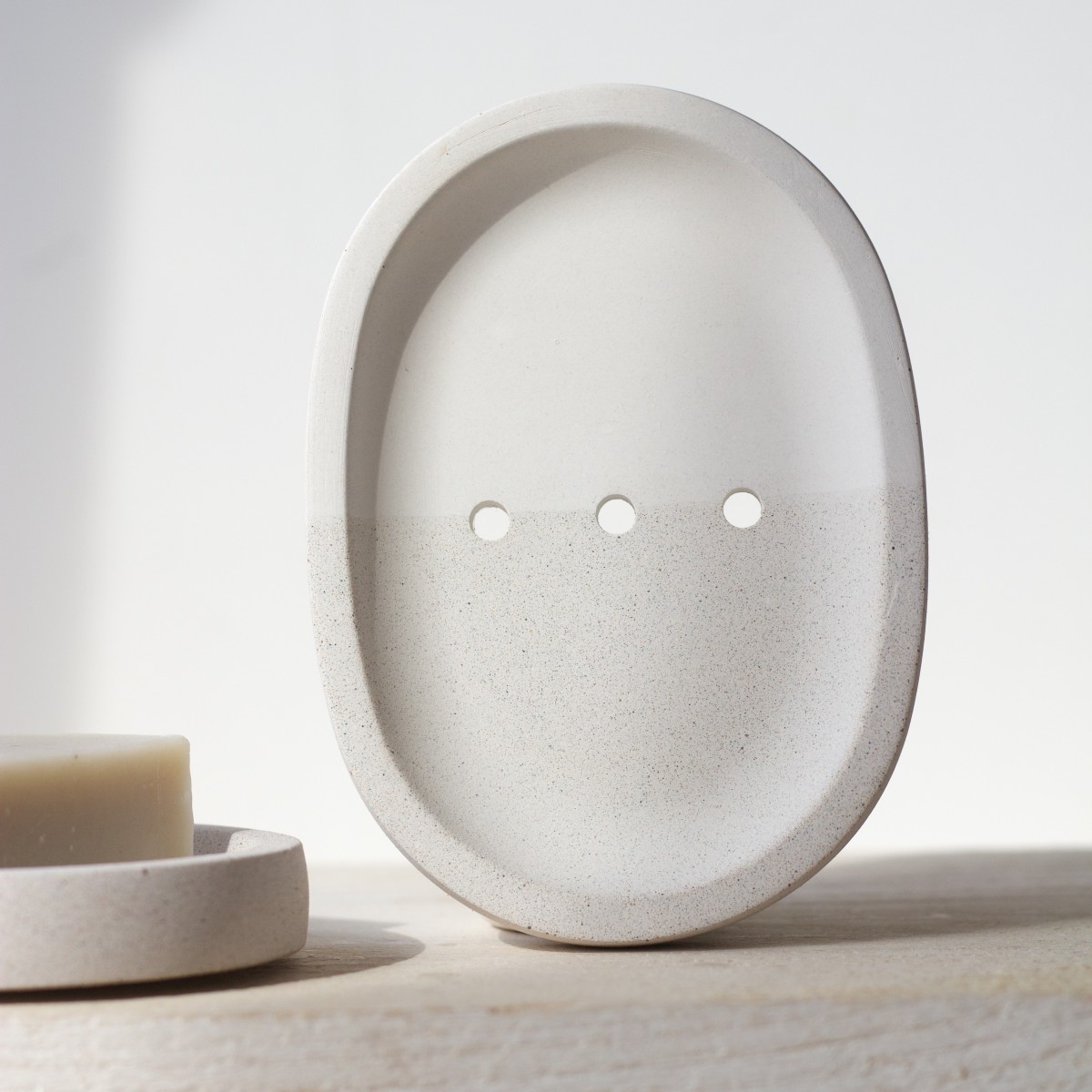 Seifenschale aus Beton ''half white'' von namou