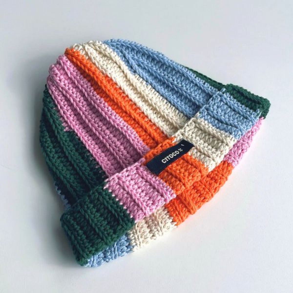 'Two-Tone' gehäkelte Beanie von crroco studio (Flieder-Butter / Bunt)
