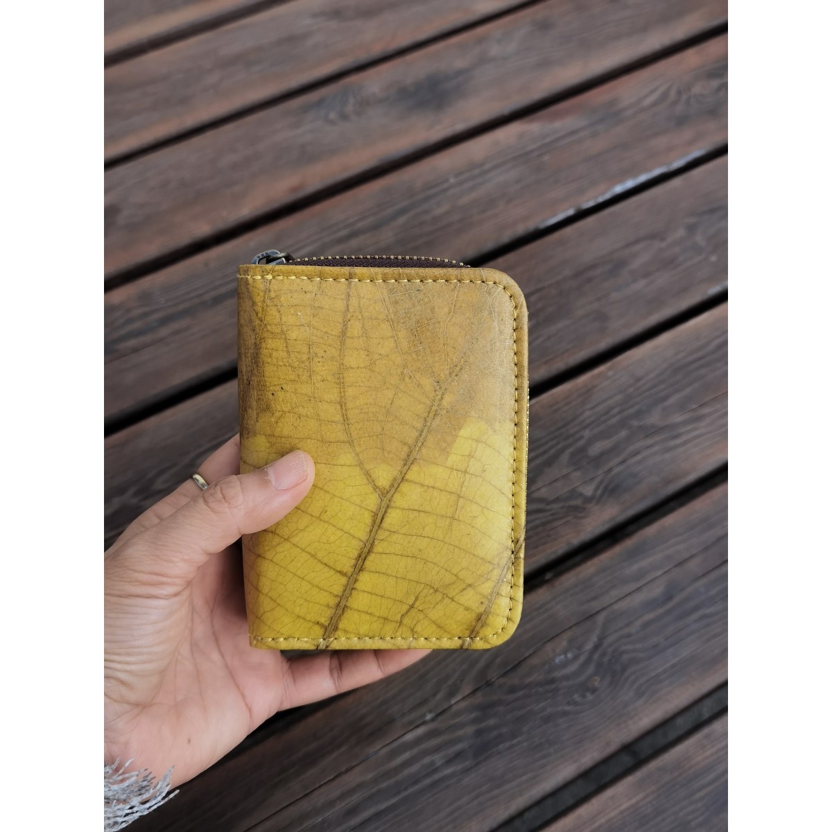 Nachhaltiges Portemonnaie aus recycelten Blättern in gelb mit Zipper – vegan & umweltfreundlich BY COPALA