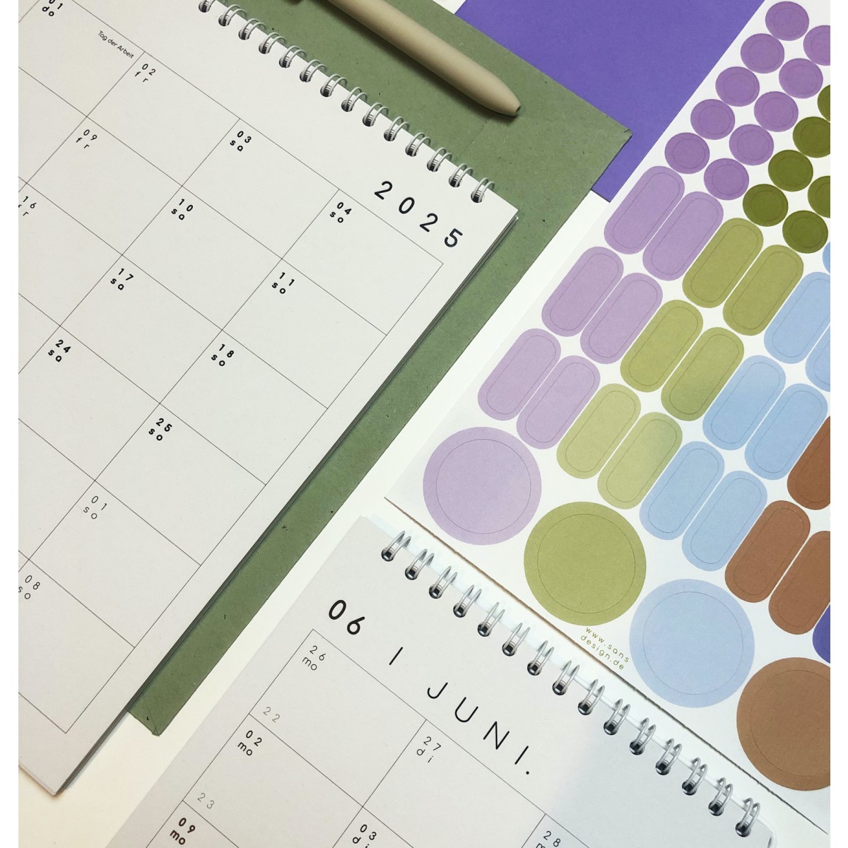 Kalender 2025 mit Aufklebern A4/A3 - SANS.