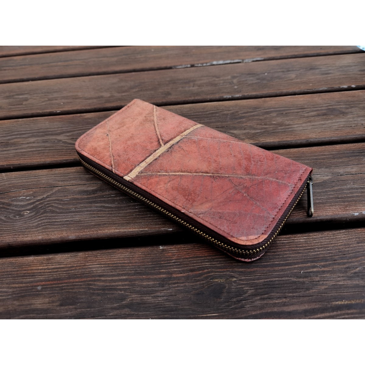 Portemonnaie/ Geldbörse aus recycelten Blättern, Nachhaltige vegan Brieftasche mit Zipper in Rot/ Braun - Vegan & umweltfreundlich BY COPALA