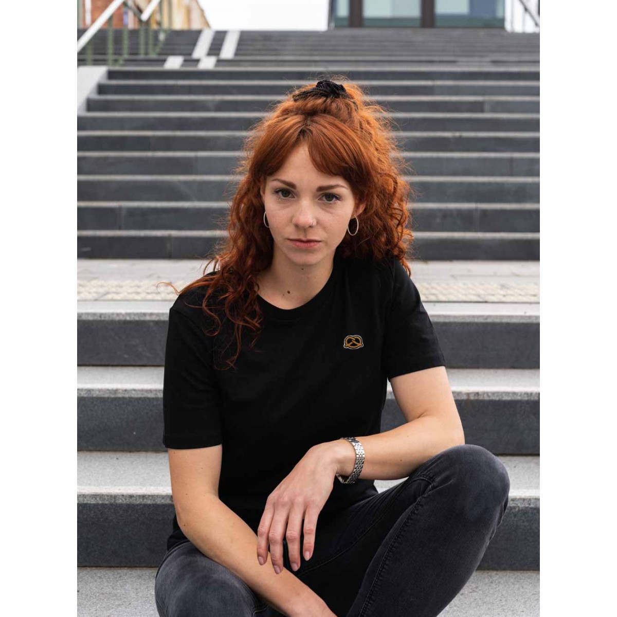 Stadtliebe® | München T-Shirt mit gestickter „Brezel“ Schwarz 100% Bio-Baumwolle
