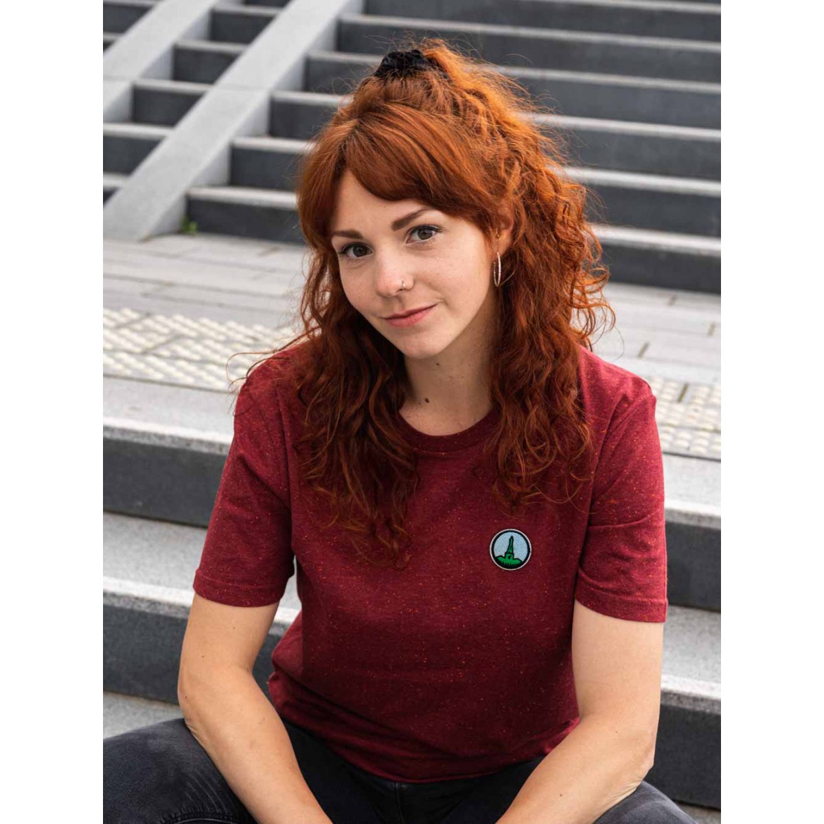 Stadtliebe® | Kassel T-Shirt mit gesticktem „Herkules“ Burgundi 100% Bio-Baumwolle
