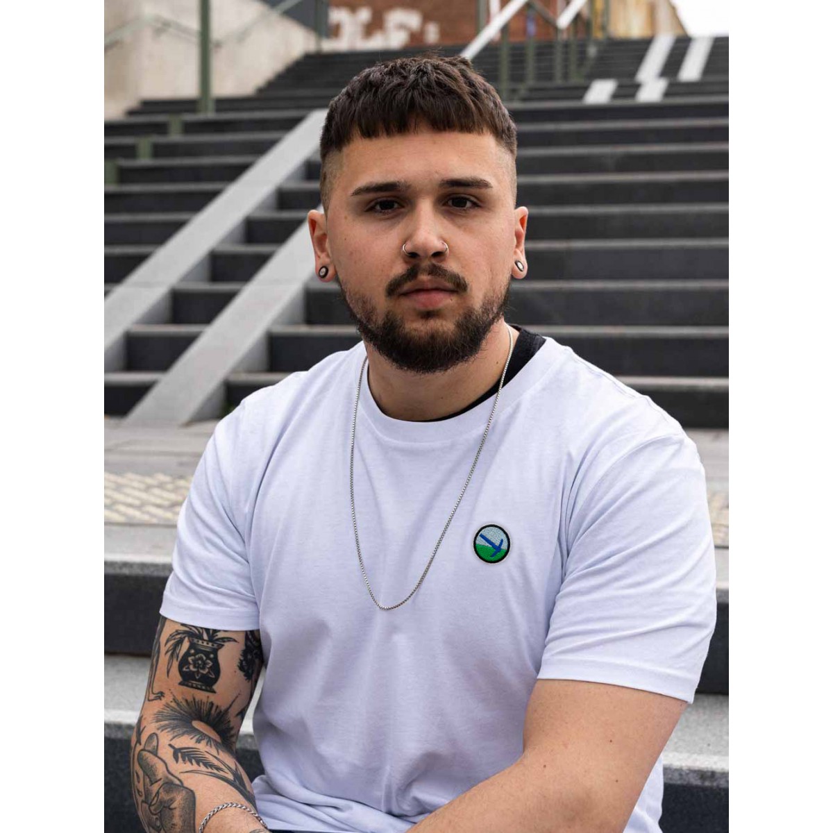 Stadtliebe® | Kassel T-Shirt mit gestickter „Spitzhacke“ weiss 100% Bio-Baumwolle
