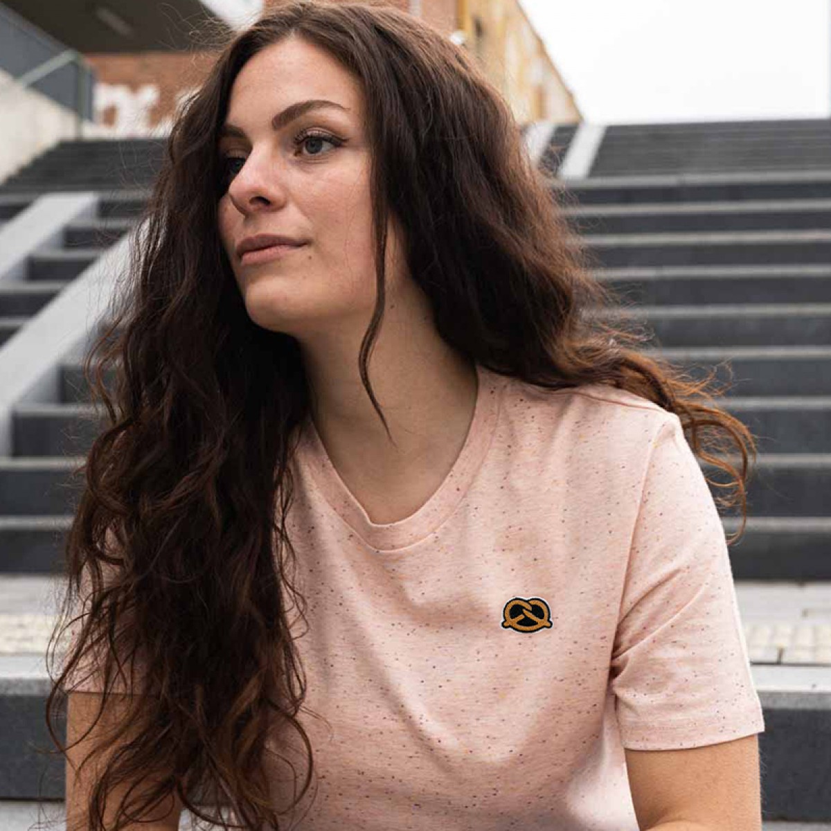 Stadtliebe® | München T-Shirt mit gestickter „Brezel“ Rosa Heather 100% Bio-Baumwolle
