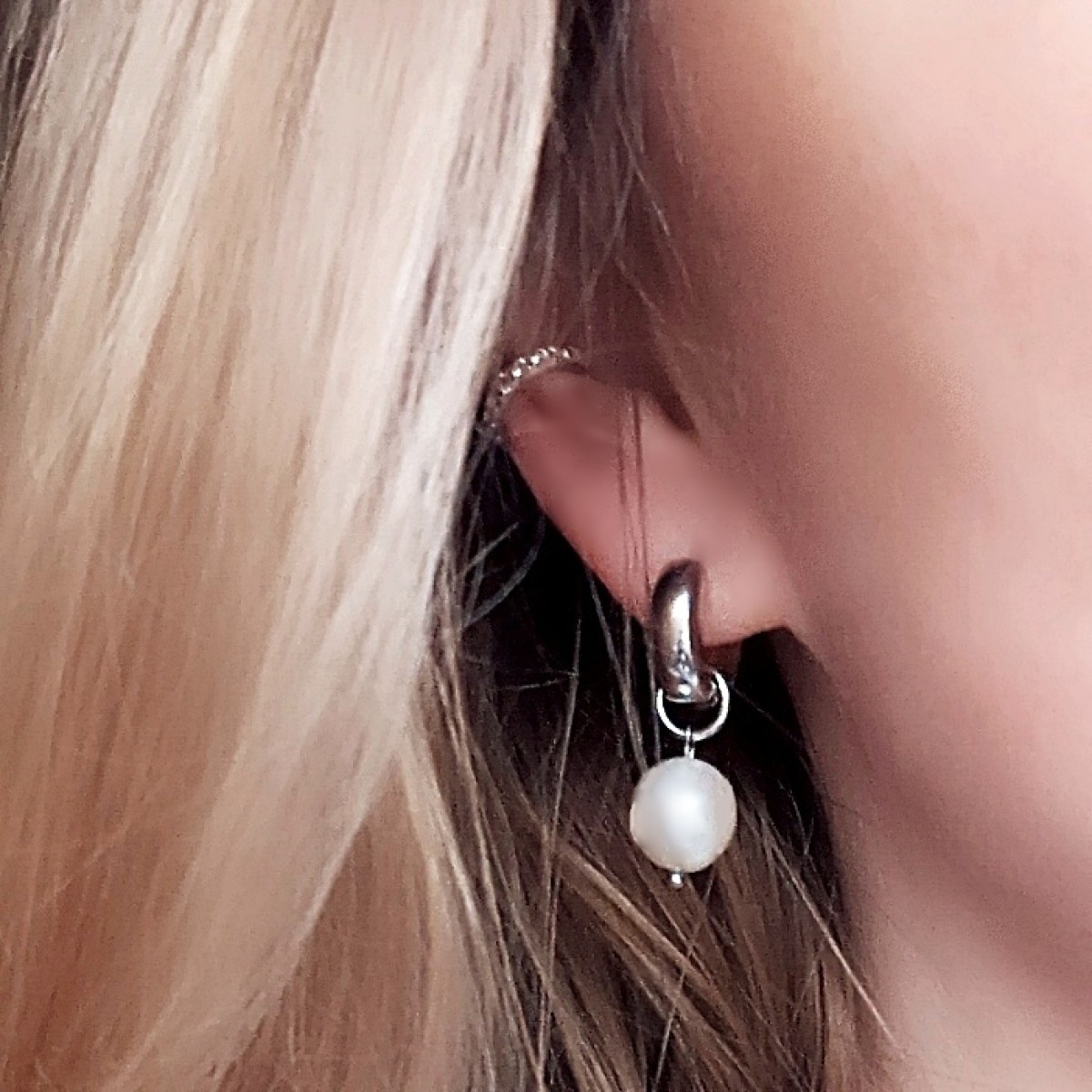 WUNDERVOLL Holiday Pearl Hoops