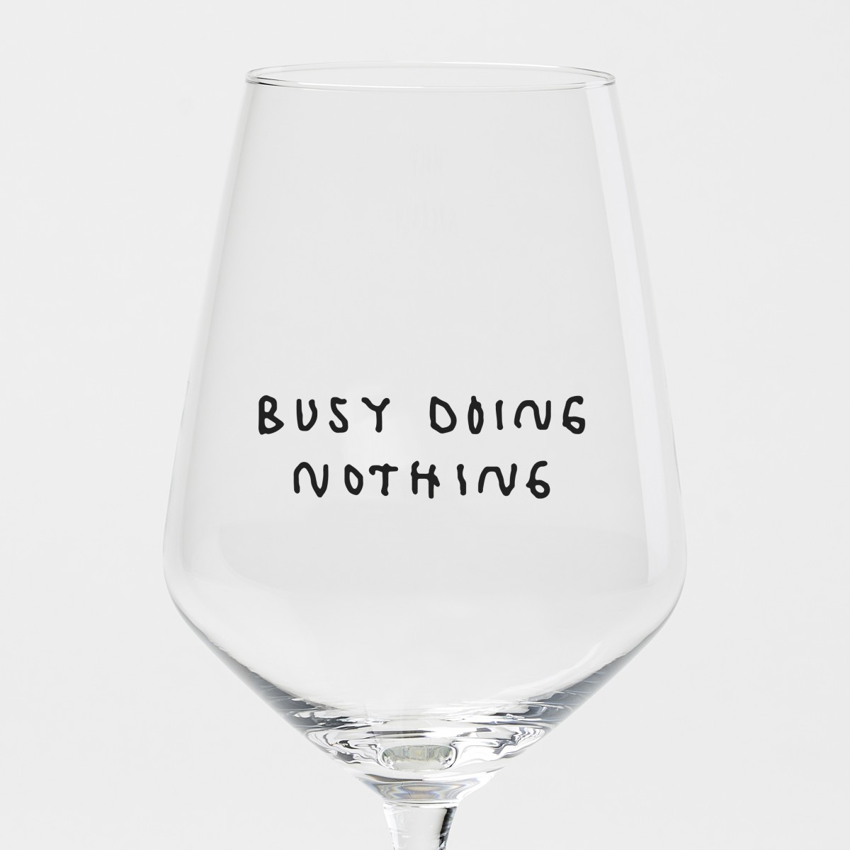 "Busy Doing Nothing" Weinglas by Johanna Schwarzer × selekkt