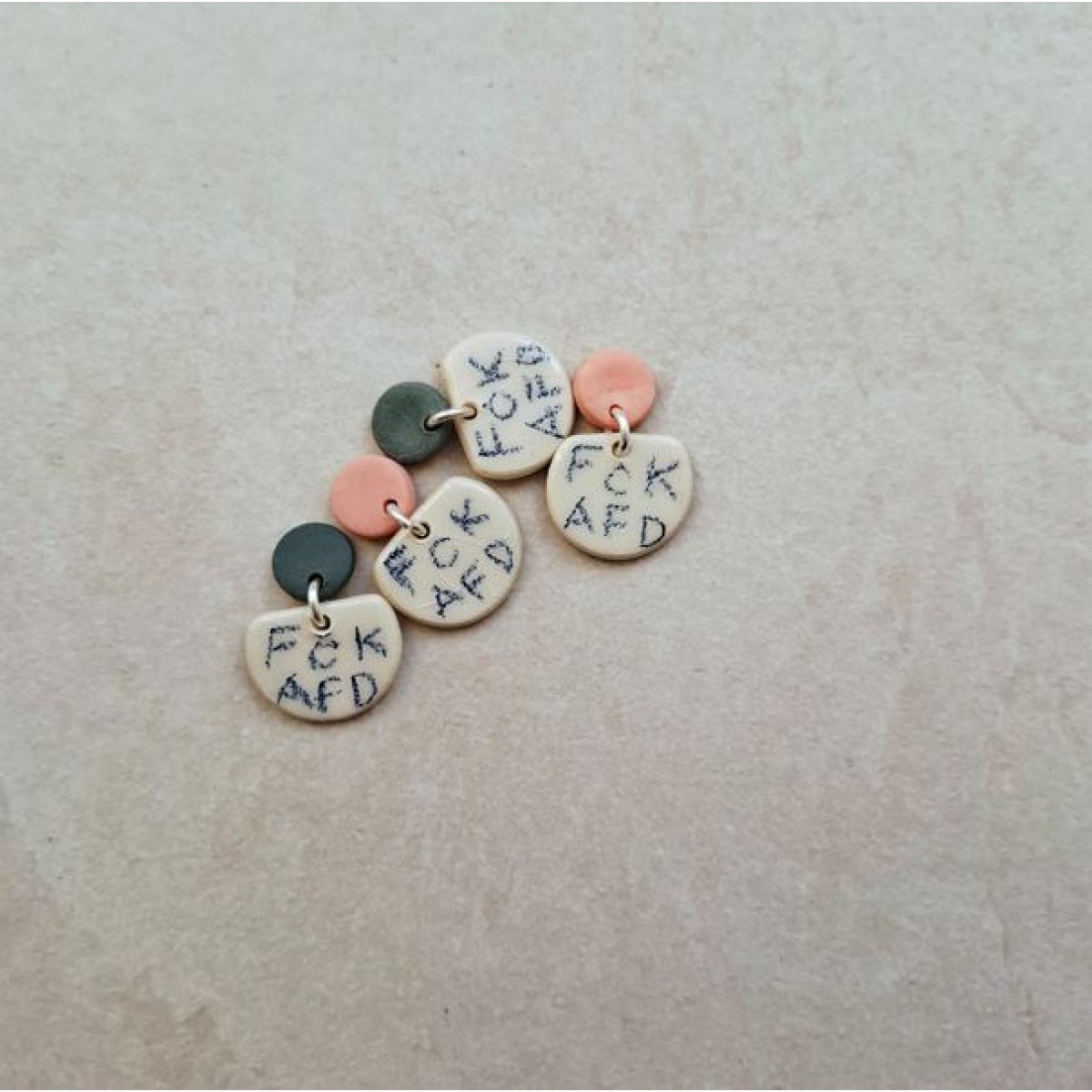 Skelini - Porzellan Ohrringe mit Handschrift - rosa