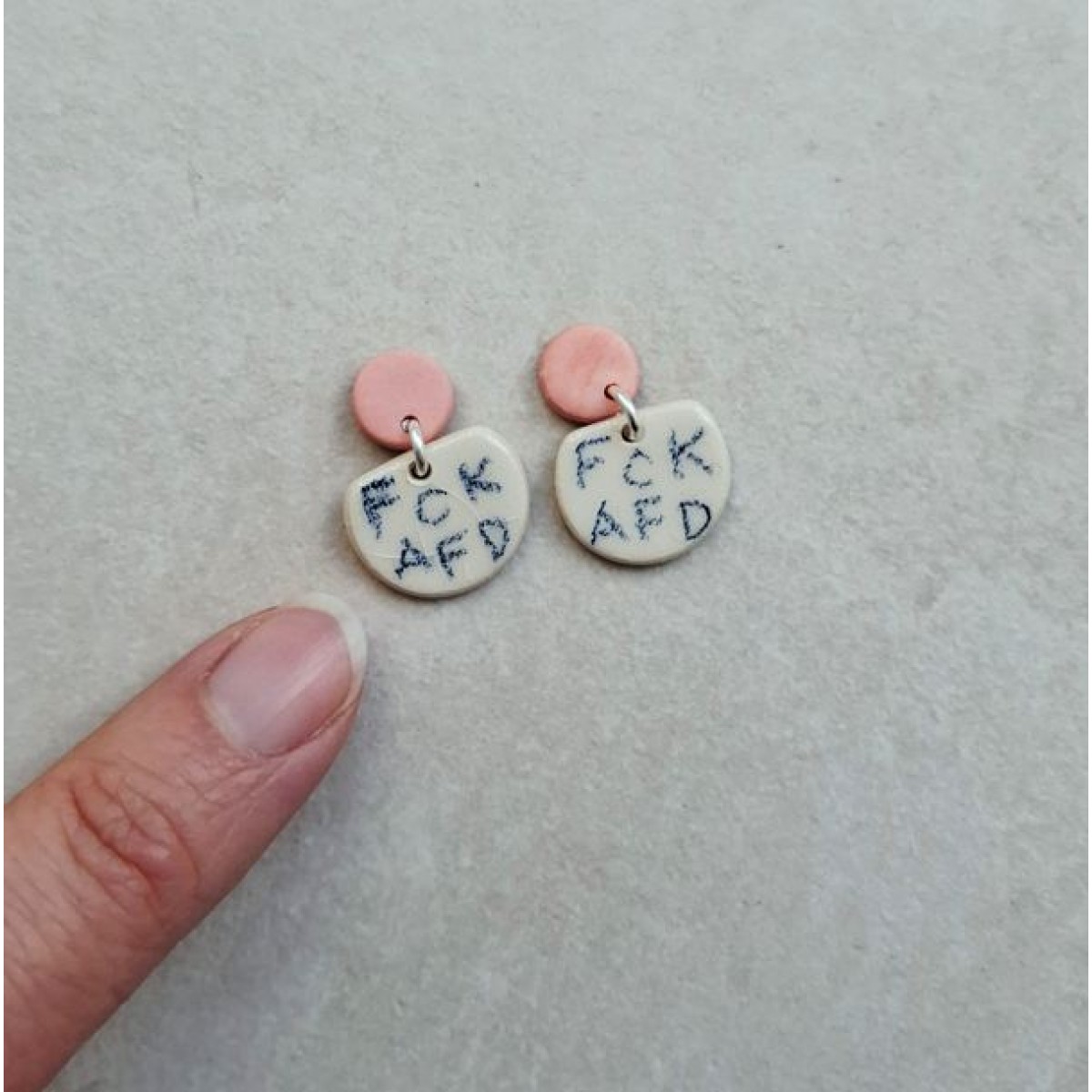 Skelini - Porzellan Ohrringe mit Handschrift - rosa