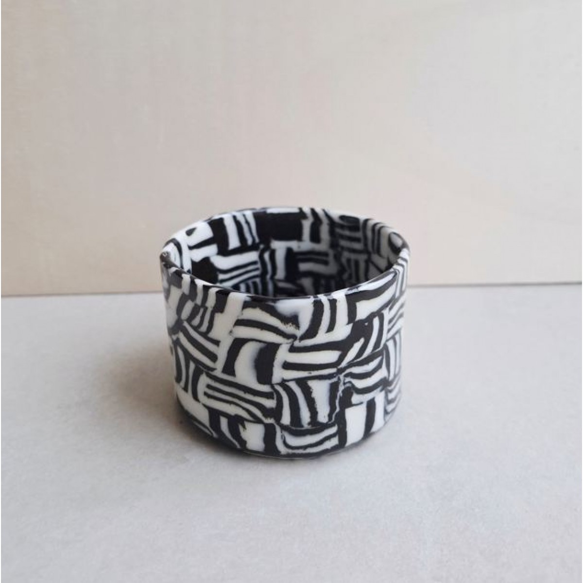 Skelini – Kaffeetasse aus Porzellan in Schwarz-Weiß