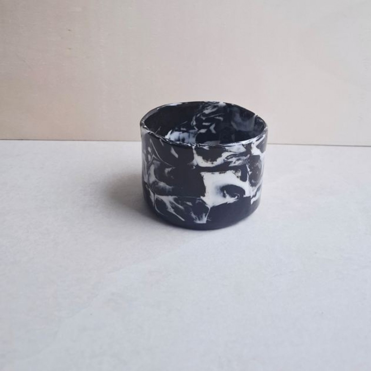 Skelini – Kaffeetasse aus Porzellan in Schwarz-Weiß