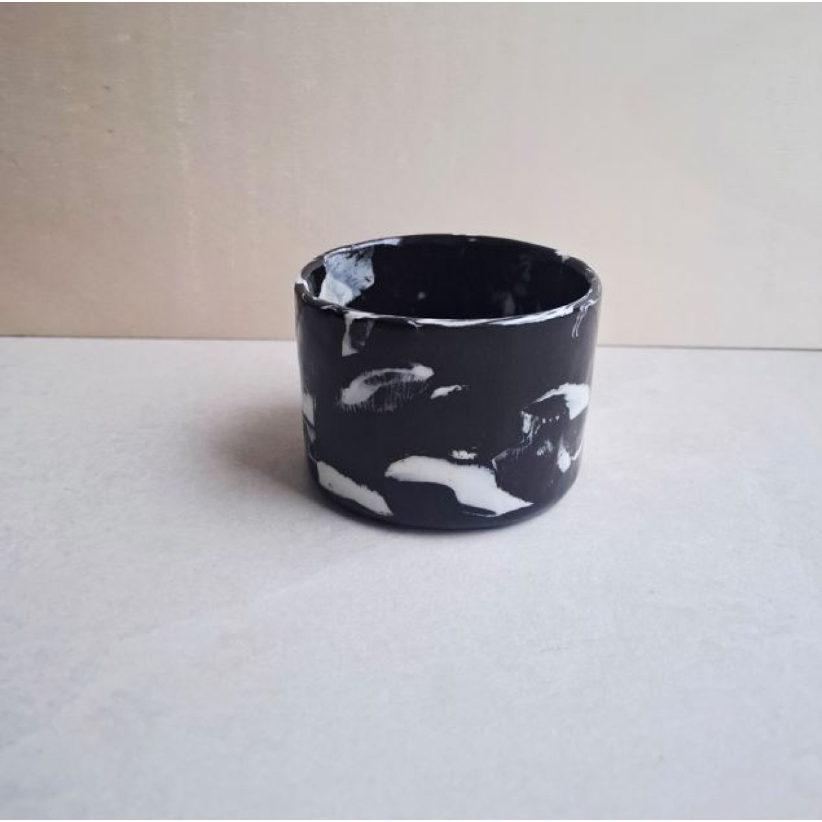 Skelini – Kaffeetasse aus Porzellan in Schwarz-Weiß