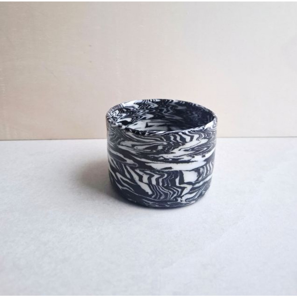 Skelini – Kaffeetasse aus Porzellan in Schwarz-Weiß